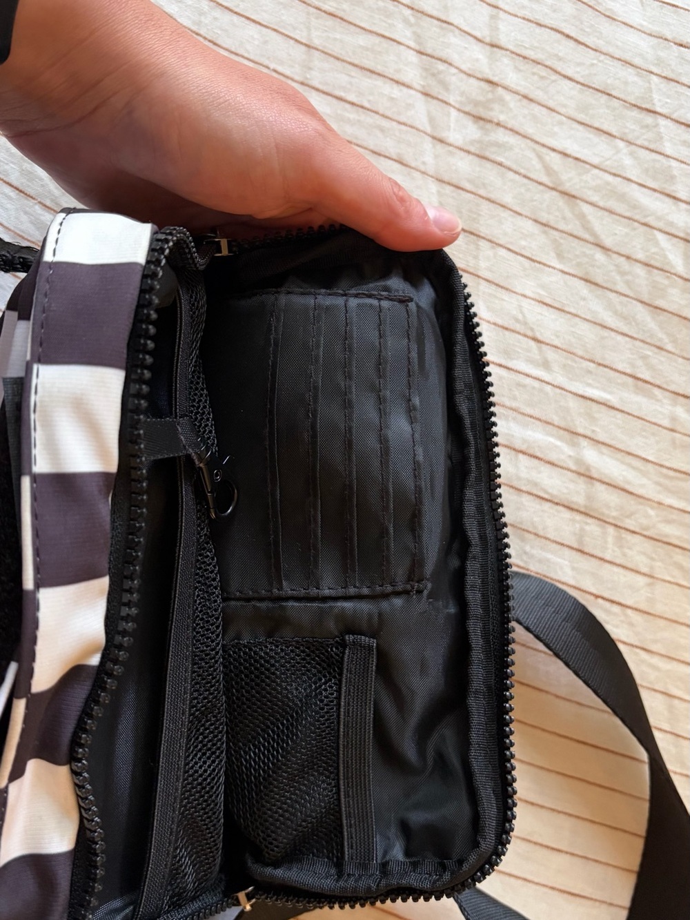 The Inde Quick Bag with S&W Bodyguard 380 - Picture 3 of 4